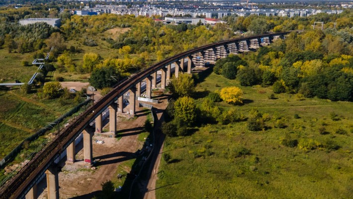 Poznańska obwodnica kolejowa: postęp przy estakadzie i budynku przy Kolejowej, fot. Intop