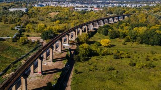 Poznańska obwodnica kolejowa: postęp przy estakadzie i budynku przy Kolejowej