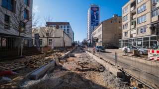 Jedna jezdnia, więcej zieleni. Okrzei przechodzi dużą zmianę