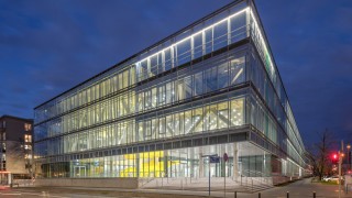 Największa inwestycja Uniwersytetu Warszawskiego gotowa. Na Powiślu powstał budynek o unikatowej elewacji