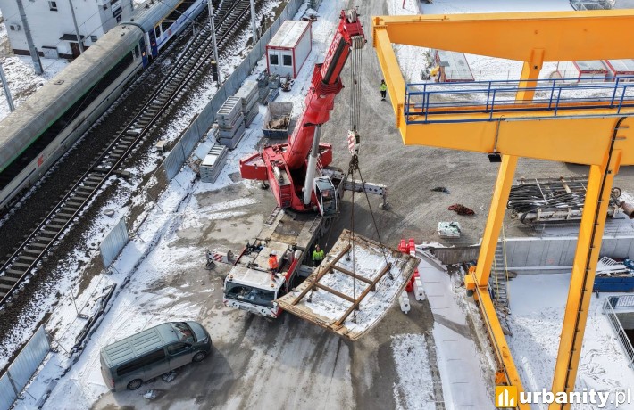Na plac budowy przyjechała druga dostawa elementów tarczy drążącej TBM, fot. Port Polska