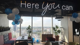 Zamienili niewielki biurowiec na 20. piętro w wieżowcu przy Rondzie Daszyńskiego