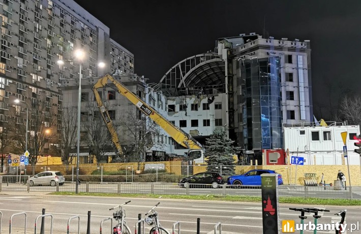 Prace rozbiórkowe biurowca w centrum Warszawy, fot. Piotr L.