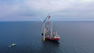 Przełom na Bałtyku: Baltic Power instaluje pierwszą morską turbinę wiatrową w Polsce