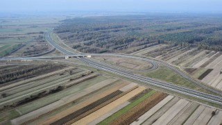 Trzech wykonawców czterech odcinków drogi S17