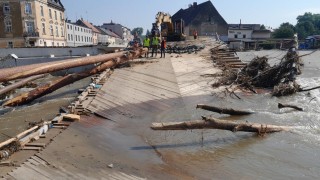Przywracanie komunikacji w Głuchołazach. Budowa mostu po powodzi