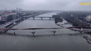 Wkrótce oddanie do użytku mostu pieszo-rowerowego przez Wisłę