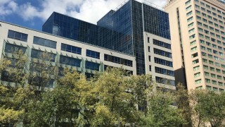 Biurowiec Atrium Garden w Warszawie przechodzi modernizację