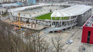 Dach nad trzema trybunami stadionu w Łodzi. Trwa budowa biurowca