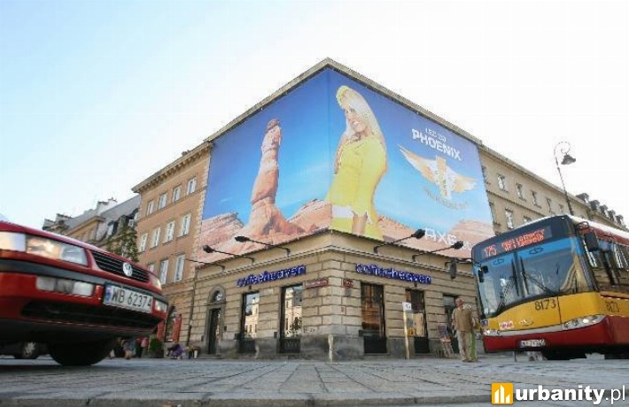 Reklamowa płachta na rogu kamienicy