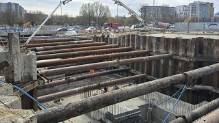 Tunel tramwajowy do Dworca Zachodniego coraz bliżej połączenia z przystankiem podziemnym. Pełny strop na całej długości