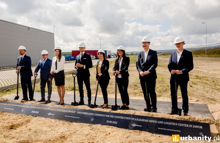 Smyboliczne wbicie pierwszej łopaty pod nową inwestycję Mercedesa w Jaworze, fot. Mercedes Benz