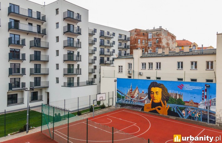 Mural na ścianie Liceum Ogólnokształcącego nr III we Wrocławiu