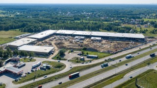 Jeden z największych parków handlowych w Polsce rośnie pod Warszawą. Zbliża się jego otwarcie
