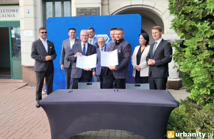 Podpisanie umowy na przebudowę dworca w Otwocku - moment podpisania umowy, fot. PKP S.A.