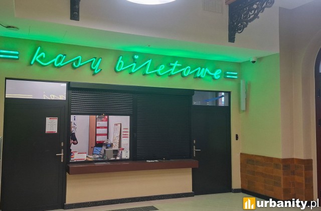Kasa biletowa na zmodernizowanym dworcu w Oleśnicy, fot. PKP S.A.