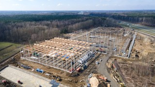 Największy w Polsce budynek logistyczny z drewnianą konstrukcją dachu powstaje pod Warszawą