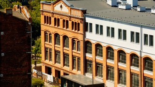 Mieszkania PRS w Bohemie. Dawny budynek produkcyjny z lokalami w stylu soft-loftowym