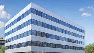 Krakowski biurowiec MIG z zawieszoną wiechą