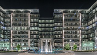 Firma zatrudniająca ponad 160 tys. osób na całym świecie z nową siedzibą w Warszawie