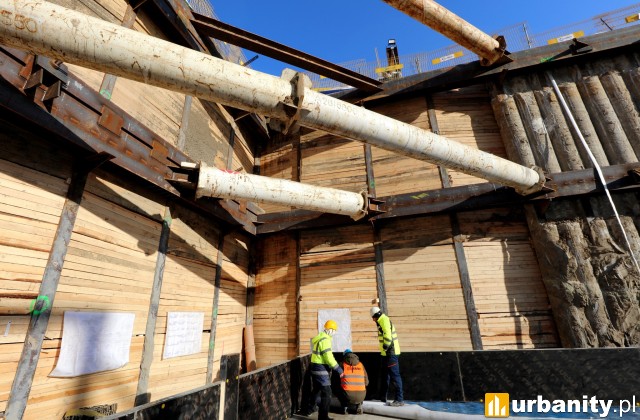 Wiosną zobaczymy pierwsze ściany. Budowa teatru na placu Defilad przyspiesza, fot. Warbud
