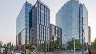 Brytyjska firma konsoliduje spółki w nowym biurowcu w centrum Warszawy, a deweloper przygotowuje się do budowy II etapu