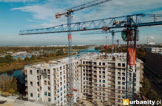 PFR Białowieska, zawieszenie wiechy, fot. Eiffage Budownictwo