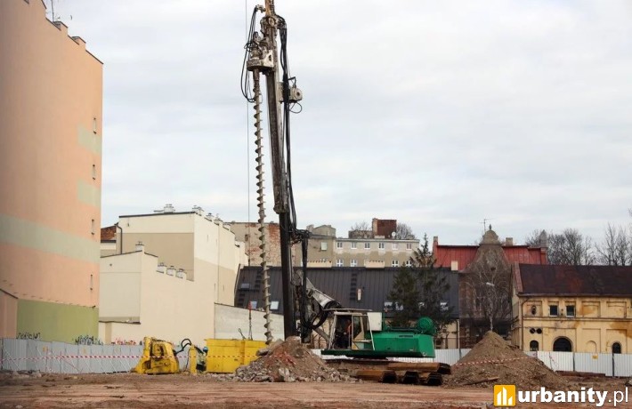 Przy ul. 6 Sierpnia 15/17 pojawił się ciężki sprzęt. Ruszyła budowa osiedla, fot. LODZ.PL