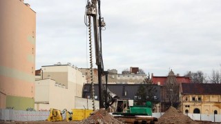 Przy ul. 6 Sierpnia 15/17 pojawił się ciężki sprzęt. Ruszyła budowa osiedla, fot. LODZ.PL