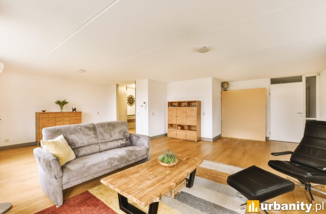 Stolik kawowy loft - sposób na modny salon w stylu industrialnym, fot. yayimages