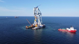 Gigantyczne konstrukcje trafiają na dno Bałtyku. Największy projekt offshore w Polsce