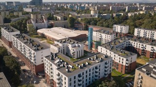 Galeria sztuki współczesnej w ogromnej zabytkowej hali w centrum Wrocławia