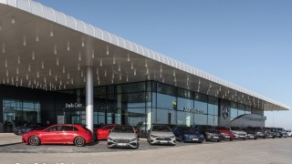 Gotowy salon Mercedes-Benz Duda-Cars w Lasocicach, fot. Dekpol
