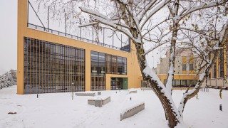 Gotowa nowa hala sportowa w Krakowie z tarasem na dachu i kinem plenerowym. Zobacz zdjęcia