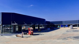 Ostatnie przygotowania do otwarcia parku handlowego w Ostrzeszowie, fot. Scallier