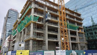 Rośnie ponad 100-metrowy wieżowiec na Woli. To drugi etap inwestycji Skanska
