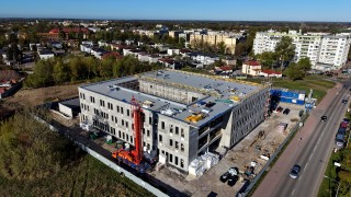 Sąd Rejonowy w Sochaczewie z gotową konstrukcją. Czas na wnętrza i elewację