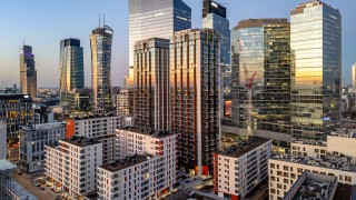 Dwie wieże w centrum Warszawy zyskały nowoczesne apartamentowce. Gotowa inwestycja premium przy Towarowej