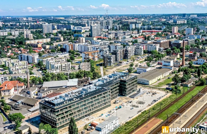 Biurowiec Format, z lewej strony w tle budynku fabryka ZPC Baltyk, fot. Torus
