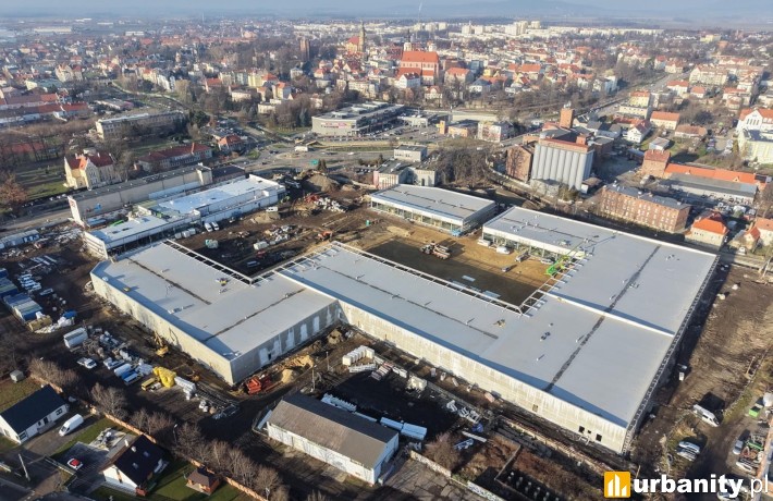 Tak obecnie wygląda budowa parku handlowego w Dzierżoniowie, fot. materiały prasowe