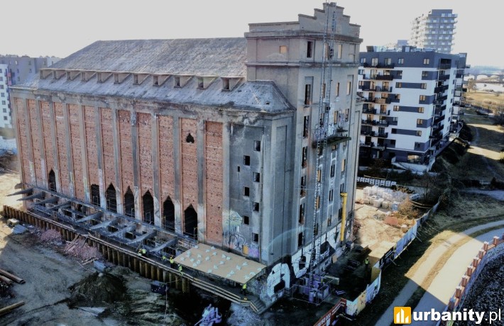 Historyczny elewator nad Odrą zmienia się w lofty i apartamenty