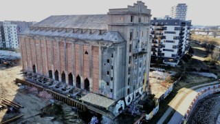 Historyczny elewator nad Odrą zmienia się w lofty i apartamenty