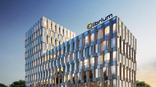 Biurowiec EQlibrium w Warszawie wyszedł już z ziemi