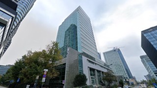 Pusty biurowiec w centrum Warszawy wystawiony na sprzedaż. To projekt chorwackiego architekta