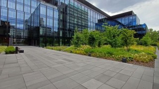 Szwajcarzy kupują nowoczesny biurowiec w biznesowym centrum Warszawy