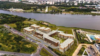 Tak powstaje nowa inwestycja nad Jeziorem Maltańskim. Pierwsze budynki z gotową konstrukcją
