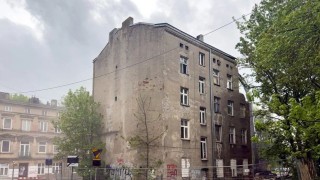 Burzą kamienicę w bliskim centrum Łodzi, aby wybudować dodatkowy pas ruchu i powiększyć park