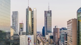 Najwyższy żuraw w Warszawie zniknął z placu budowy najwyższego wieżowca w Unii Europejskiej