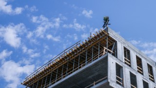 Największy biurowiec kompleksu Equal Business Park z wiechą