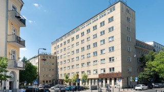 Burzą budynek w Śródmieściu. Okna trafiły do potrzebujących w Ukrainie